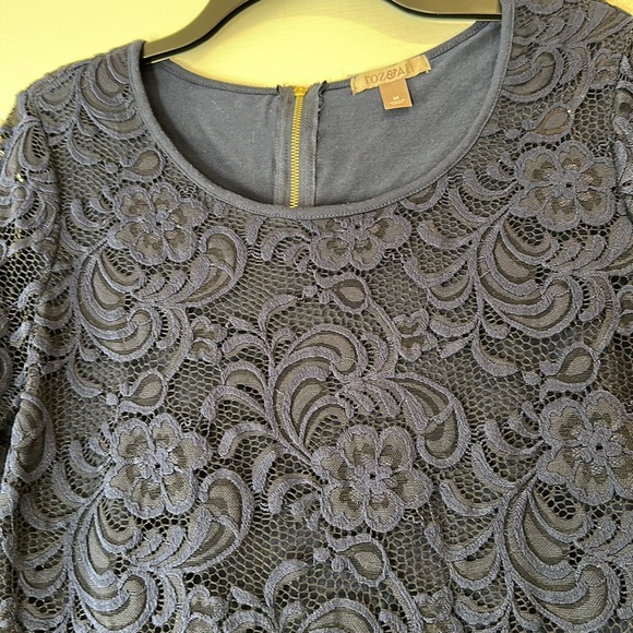 Lacy overlay on front with 3/4 sleeve and zippered back - Picture 3 of 8